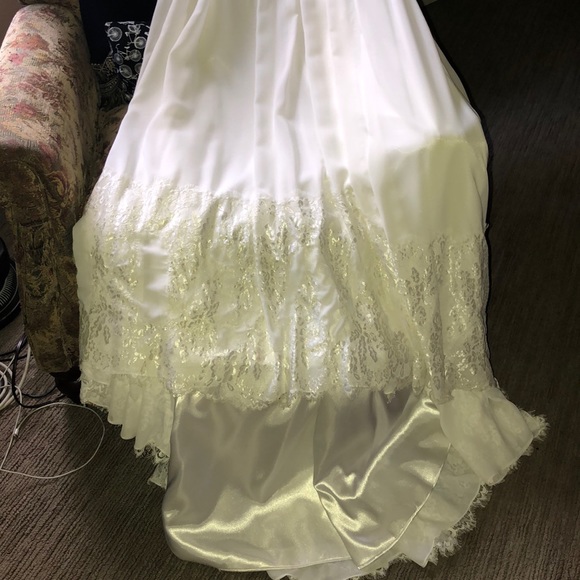 Beautiful custom made lace wedding dress - Picture 7 of 8